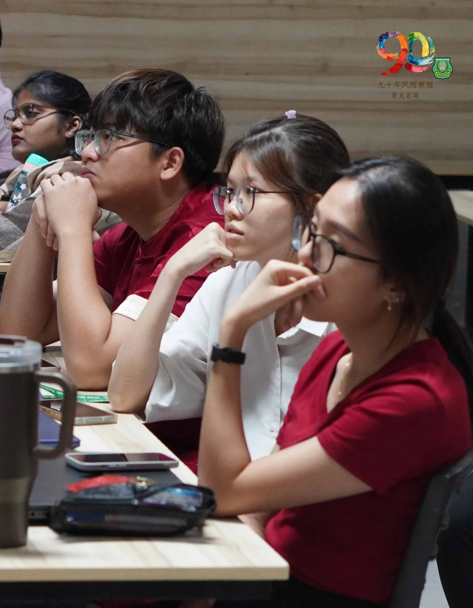 九十周年校庆教育研讨会，学生专注聆听讲座