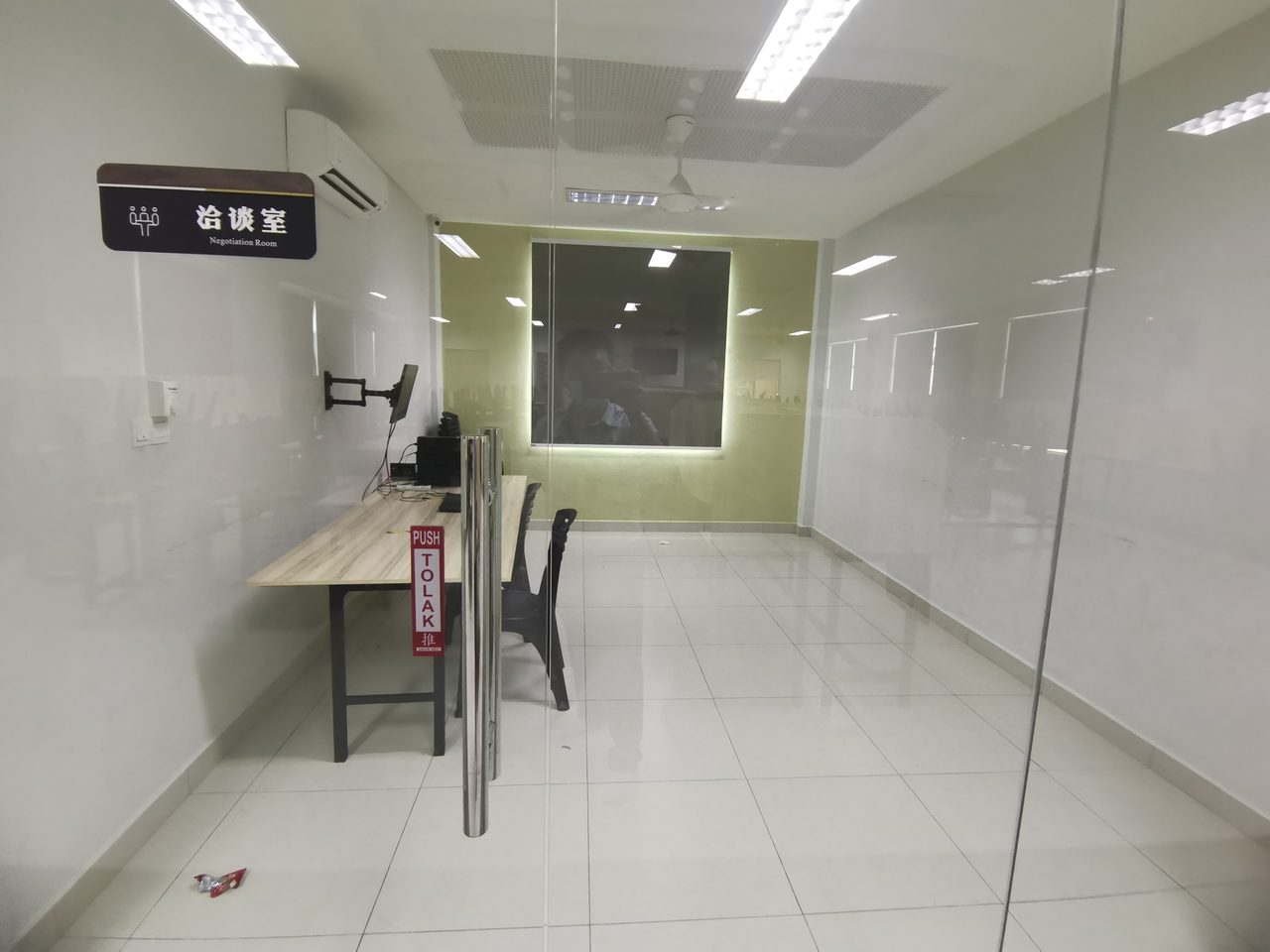 南华独中宿舍晾衣间,落地格栅外是大片绿意园景
